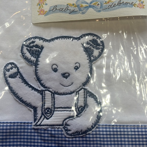 Petite Palais flat crib sheet embroidered teddy bear and blue gingham trim - Picture 2 of 3